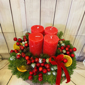 Hagyományos piros kerek adventi.