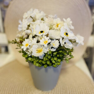 Fehér apróvirágos asztaldísz.