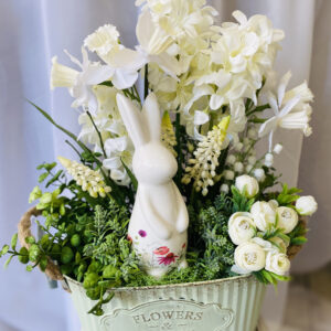 Fehér-zöld nyuszis asztaldísz.