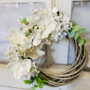 Fehér orchideás ajtódísz.